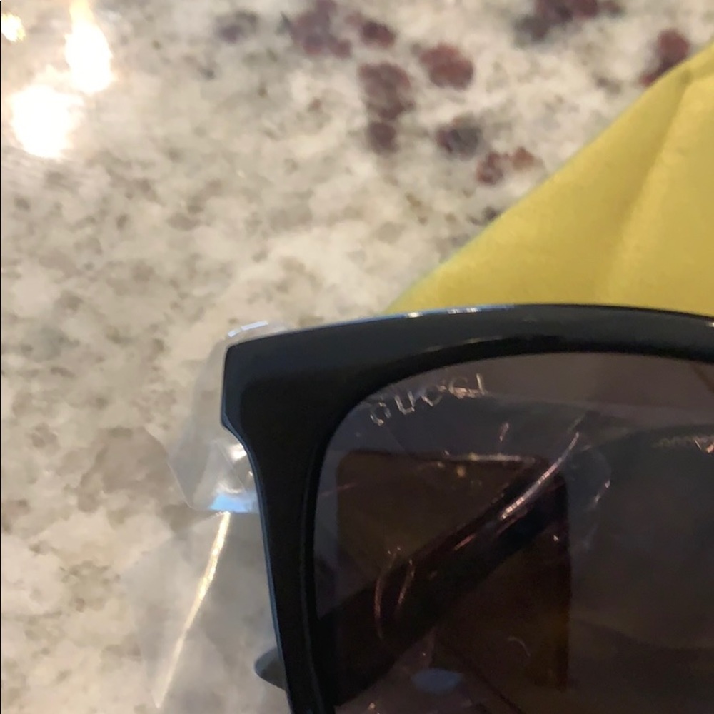 💯authentic Gucci sunglasses 😎 - Picture 2 of 5